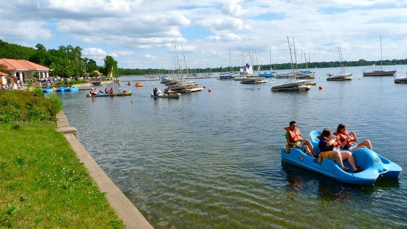 Lake calhoun boat rentals from Wheel Fun Rentals